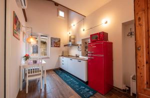 cocina con nevera roja y mesa en The secret nest in San Gimignano, en San Gimignano 35 fotos más