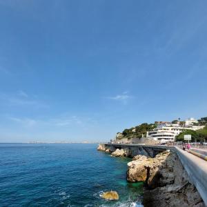 un puente sobre el océano junto a una playa en Studio à 2 pas de la plage, en Marsella