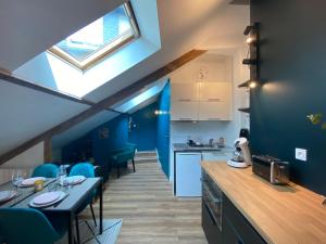 Kuchyň nebo kuchyňský kout v ubytování Le Grenier de la Tour d'Auvergne CV + 15 fotografií