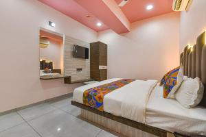 Postel nebo postele na pokoji v ubytování FabHotel Max Inn