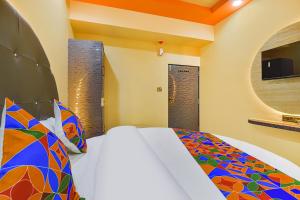 TV a/nebo společenská místnost v ubytování FabHotel Max Inn