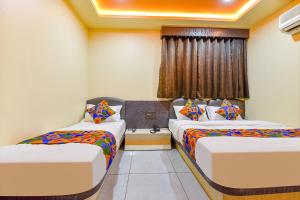 Postel nebo postele na pokoji v ubytování FabHotel Max Inn