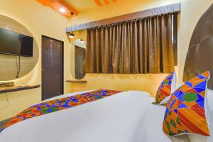 Postel nebo postele na pokoji v ubytování FabHotel Max Inn