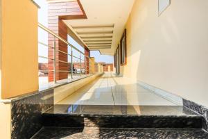 un couloir d'un bâtiment avec un sol en verre dans l'établissement Vaibhav Laxmi Paradise, à Chinhat