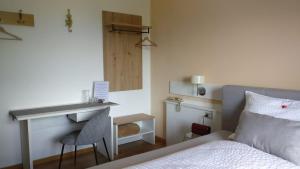 um quarto com uma cama com uma secretária e uma cama sidx sidx em Biogasthaus Plonerhof em Bressanone