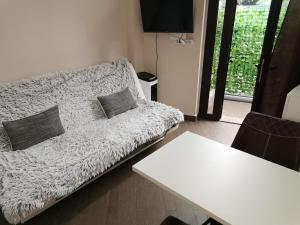 - un salon avec un canapé et une table dans l'établissement Portofino app, à Izola