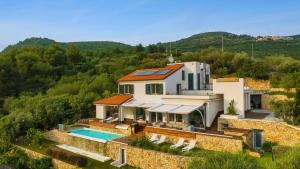 - une vue aérienne sur une maison avec une piscine dans l'établissement VILLA VERETIUM 8, Emma Villas, à Borgio Verezzi