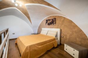 een slaapkamer met een bed in een kamer bij Appartamento Sole 2 in Giurdignano