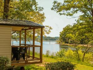 a gazebo with a view of a lake at Camping les Cantarelles in Alrance