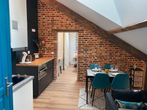 Kuchyň nebo kuchyňský kout v ubytování Le Grenier de la Tour d'Auvergne CV