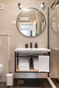 La salle de bains est pourvue d'un lavabo et d'un miroir. dans l'établissement Apartment Fani with free private parking, à Dubrovnik