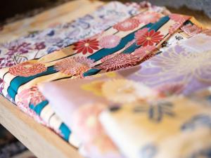 嬉野市にあるホテル桜 嬉野の花の本が飾られたテーブル