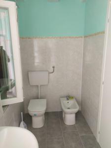 a small bathroom with a toilet and a sink at LAKE GARDA HOLIDAY in Salionze
