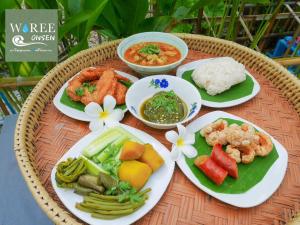 una mesa con platos de comida en una mesa en Waree Onsen Resort en Lamphun