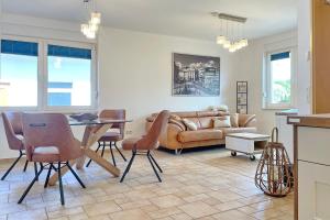 a living room with a couch and a table at Ferienwohnung Am Park in Lübbenau