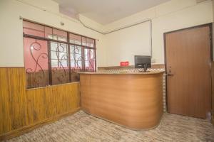 Una habitación vacía con un mostrador de recepción y una puerta. en Hotel O 46691 Jaldapara Rhino Resort, en Alīpur Duār
