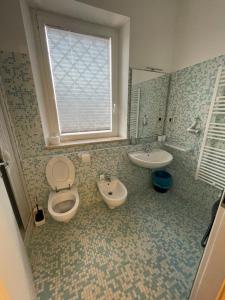 モンテプランドーネにあるB&B La Suiteのバスルーム(トイレ、洗面台付)、窓が備わります。