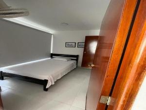 1 dormitorio con 1 cama en una habitación en Rivas Apartamentos Cartagena en Cartagena de Indias