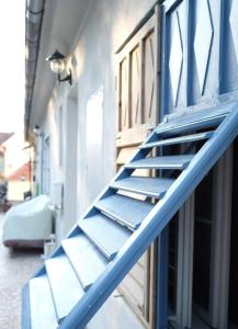 Una escalera azul a un lado de un edificio en Quartier Romantikum en Güssing
