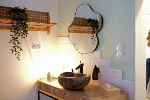 baño con lavabo y espejo en Quartier Romantikum en Güssing