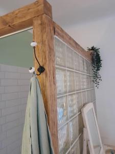 une paroi en verre avec une serviette suspendue sur elle dans l'établissement Quartier Romantikum, à Güssing