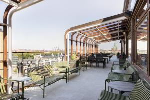 ヘルシンキにあるオリジナル ソコス ホテル バークナ ヘルシンキの建物内のパティオ(椅子、テーブル付)