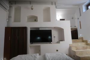 エゲルにあるEged Vendégházの壁に薄型テレビが備わる客室です。