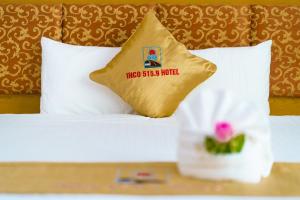 Una cama con almohadas blancas y una almohada que dice que nunca duermas, mamón. en Khách sạn INCO 515.9, en Phủ Lý
