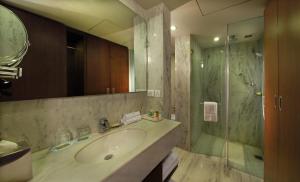 Koupelna v ubytování Four Points by Sheraton Hotel and Serviced Apartments Pune