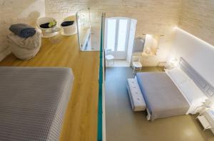 um pequeno quarto com uma cama e um espelho em Murr Luxury Rooms em Noci