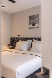 سرير أو أسرّة في غرفة في Cora Hotel