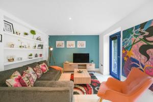 - un salon avec un canapé et une télévision dans l'établissement Spacious 2 bedroom Apartment in Camden, à Londres