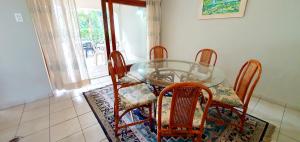 ein Esszimmer mit Glastisch und Stühlen in der Unterkunft Ramsgate Dunes 25 - 8 Sleeper - Perfect Holiday Home! in Margate