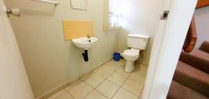 ein Badezimmer mit Toilette und Waschbecken in der Unterkunft Ramsgate Dunes 25 - 8 Sleeper - Perfect Holiday Home! in Margate + 11 Fotos