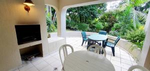 eine Terrasse mit einem Tisch und Stühlen sowie einem TV in der Unterkunft Ramsgate Dunes 25 - 8 Sleeper - Perfect Holiday Home! in Margate