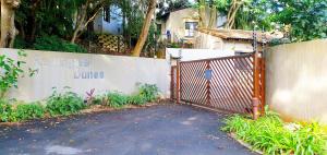 einen Zaun mit einem Tor vor einem Gebäude in der Unterkunft Ramsgate Dunes 25 - 8 Sleeper - Perfect Holiday Home! in Margate