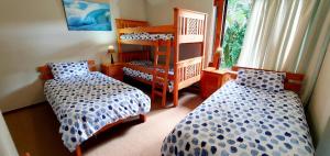 ein Schlafzimmer mit zwei Betten und einem Etagenbett in der Unterkunft Ramsgate Dunes 25 - 8 Sleeper - Perfect Holiday Home! in Margate