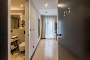حمام في Cora Hotel