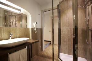 Koupelna v ubytování Hotel Ponti + 37 fotografií