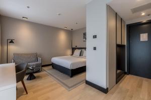 سرير أو أسرّة في غرفة في Cora Hotel