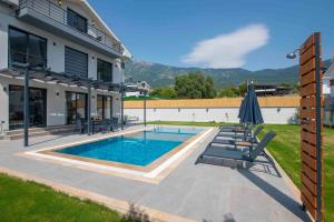 Piscina de la sau aproape de Villa Bahar Lux Oludeniz