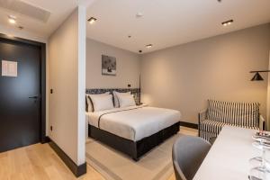 سرير أو أسرّة في غرفة في Cora Hotel