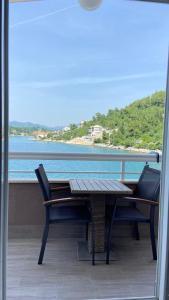 una mesa y sillas en un balcón con vistas al agua en Apartments Tiho & Jelena, en Blace