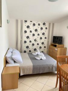 een slaapkamer met een bed met handdoeken erop bij Apartments Tiho & Jelena in Blace