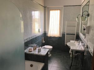 bagno con lavandino, servizi igienici e lavandino di Villa Mariel - Adults Only Giannella Playa a Orbetello
