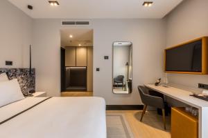 سرير أو أسرّة في غرفة في Cora Hotel