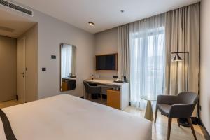 سرير أو أسرّة في غرفة في Cora Hotel