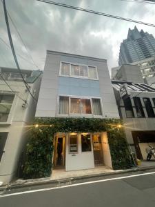 um edifício com hera no lado de uma rua em 54Journey Roppongi em Tóquio