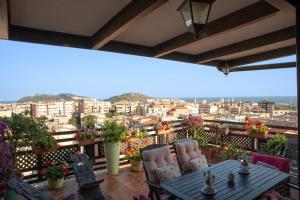 uma varanda com cadeiras e vista para a cidade em Prestigioso Attico Panoramico Cagliari em Cagliari