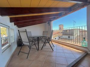 patio con mesa y sillas en el balcón en Apartamentos turísticos "El Refugio", en Algar de Palancia